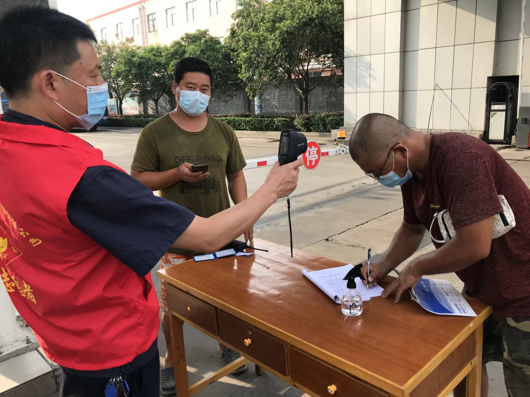 疫情防控   安全检修双安然.jpg