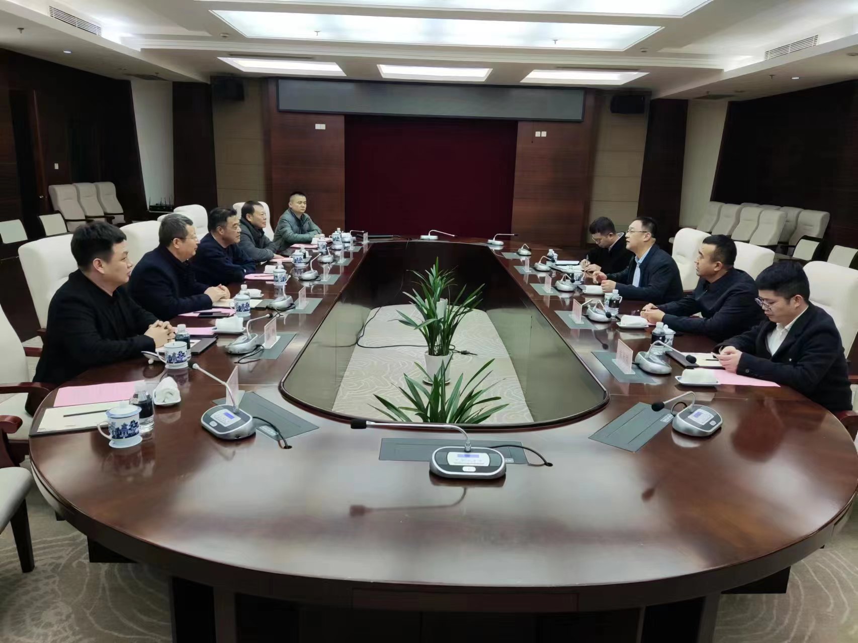 乌海市副市长王继平一行到铂莱国际官网股份调研领导 (3).jpg