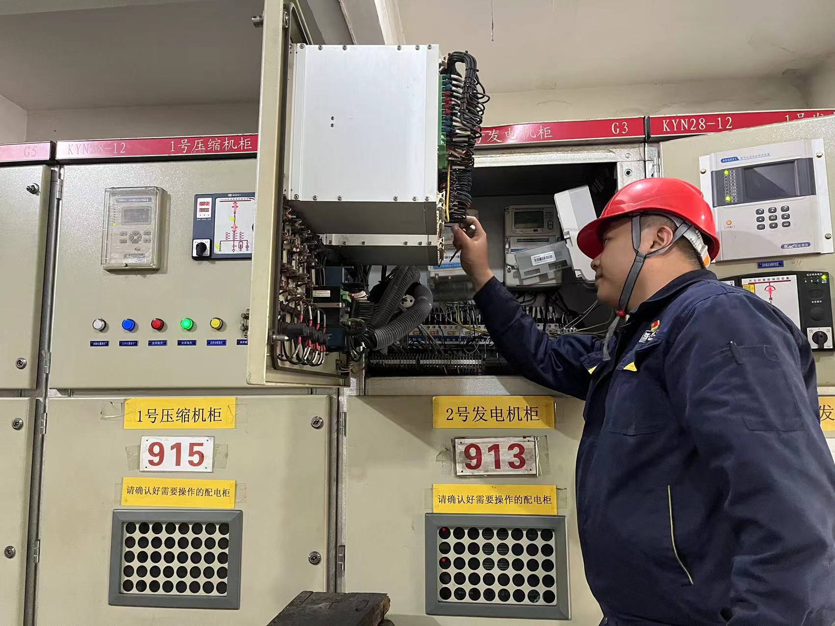 霍建城维修2#燃气发电机.jpg 霍建城维修2#燃气发电机.jpg