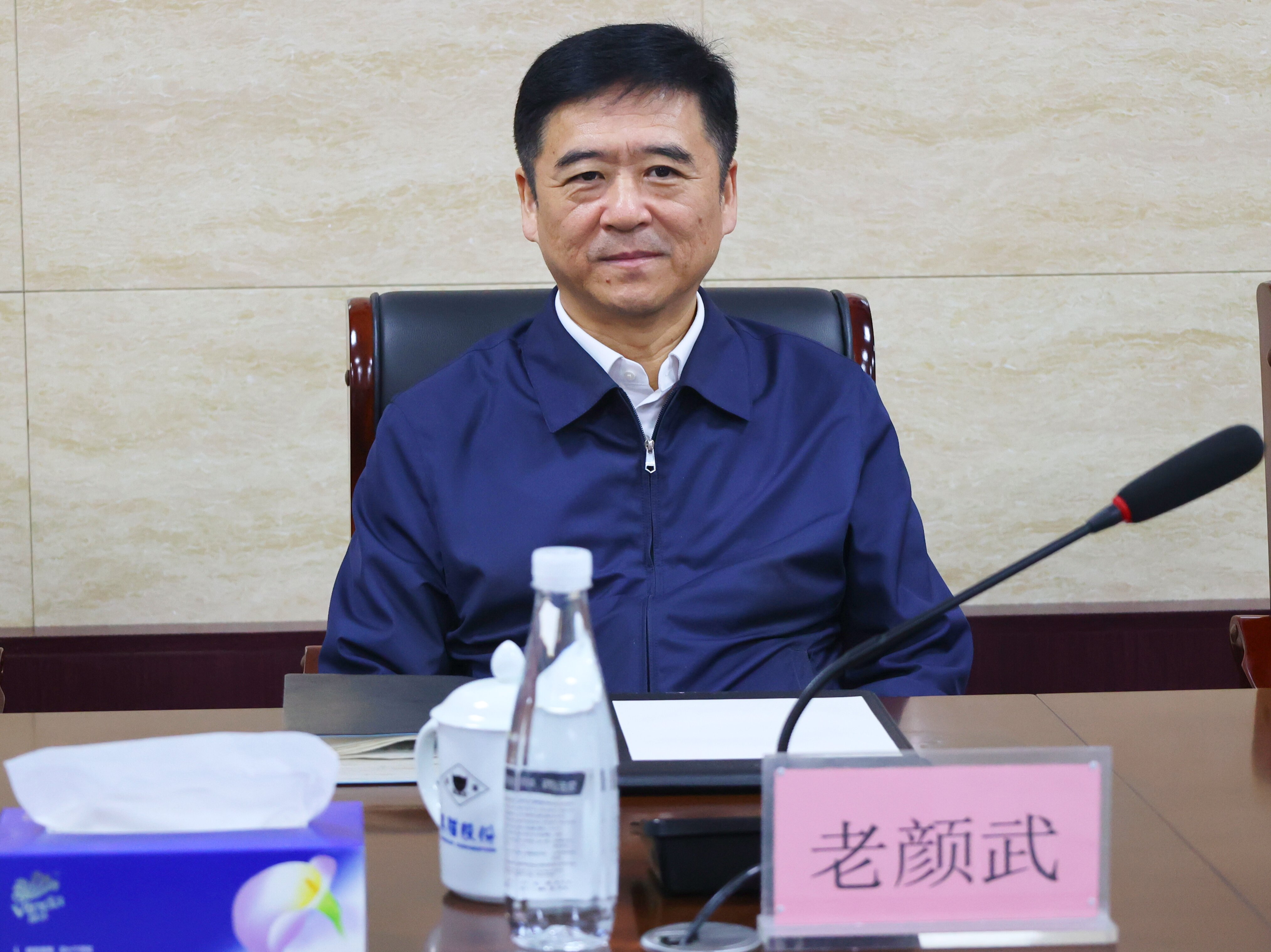 图2 老颜武听取汇报.JPG
